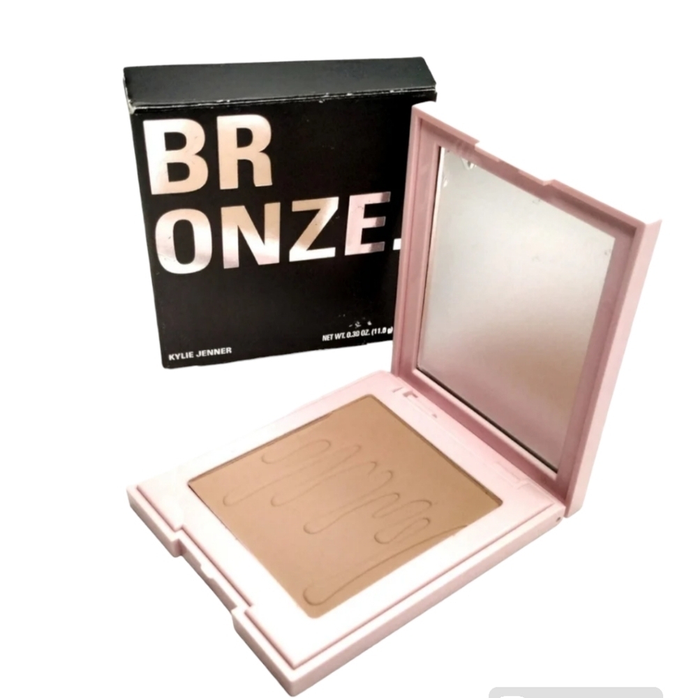 Kylie Cosmetics Pressed Bronzing Powder KHAKI full size